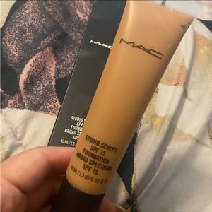 MAC studio sculpt spf 15 NC45 New in box